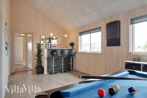 Aktivitetsrum i lyxstuga nr 322 med 7 sovrum och plats för 18 personer.