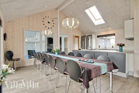 Det stora ljusa vardagsrummet i lyxstuga nr 322 för 18.