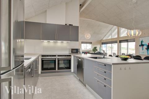 Köket i lyxstuga nr 322 är utrustat så att ni kan laga mat till 18 personer.