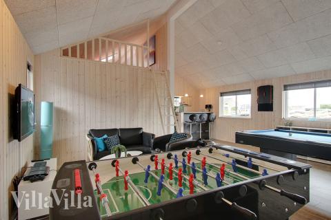 Lyxstuga 322 för 18 personer har ett stort aktivitetsrum med bl.a. biljard och dart