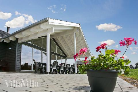 Njut av en grillkväll på terrassen i lyxstuga nr 322 i Fyn och öar