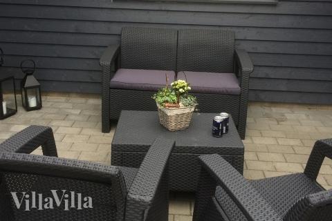 På terrassen i sommarhus nr 322 finns det plats för upp till 18 gäster.