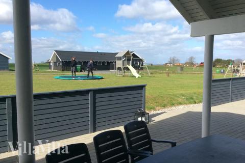 Till den trevliga sommarstugan nr 322 i Fyn och öar erbjuds en mängd utomhusaktiviteter, t.ex. lektorn och gungor