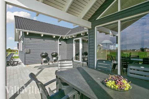 Lyxstuga nr 322 har en härlig terrass med sköna trädgårdsmöbler för 18 personer.