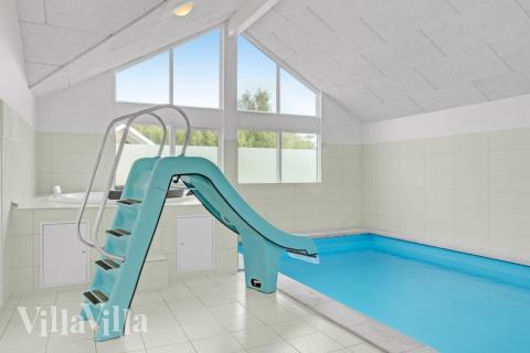 Den härliga poolen i lyxstuga nr 323 för 16 personer