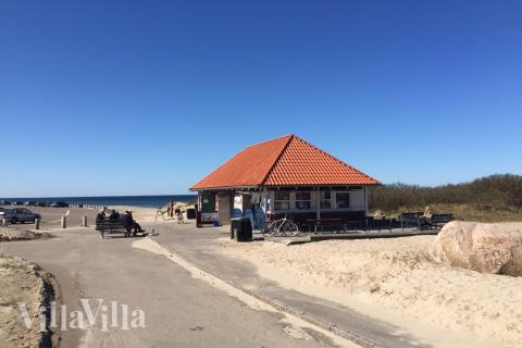 Den vackra stranden i närheten av lyxhus 323 vid Nordsjälland.