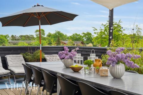 Stor terrass i lyxstuga nr 323 i Nordsjälland.