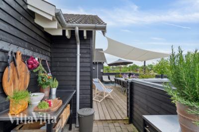 Lyxstuga nr 323 har en härlig terrass med sköna trädgårdsmöbler för 16 personer.