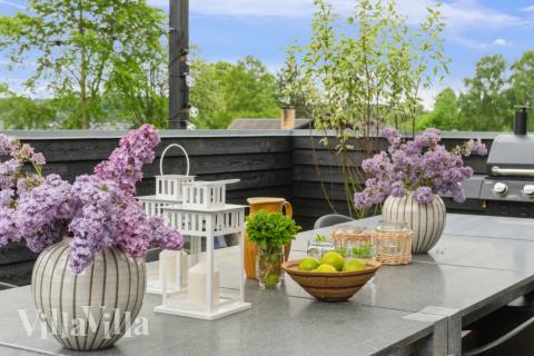 På terrassen i sommarhus nr 323 finns det plats för upp till 16 gäster.