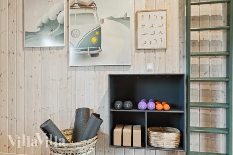 Tävla i sommarhusets aktivitetsrum när ni besöker lyxhus nr 323 i Nordsjälland.