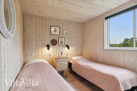 Ett av de 6 utmärkta sovrummen i lyxstuga nr 323 i Nordsjälland.