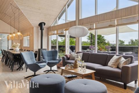 I soffhörnan i lyxstuga 323 i Nordsjälland kan ni spela brädspel eller titta på film tillsammans.