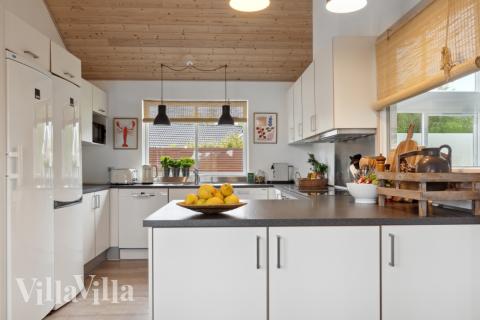 Köket i lyxstuga nr 323 är utrustat så att ni kan laga mat till 16 personer.