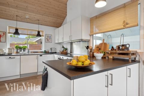 Köket i lyxstuga nr 323 är generöst inrett.