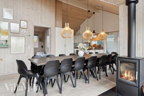 Det stora ljusa vardagsrummet i lyxstuga nr 323 för 16.