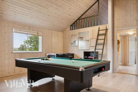 Lyxstuga 323 för 16 personer har ett stort aktivitetsrum med bl.a. biljard och dart