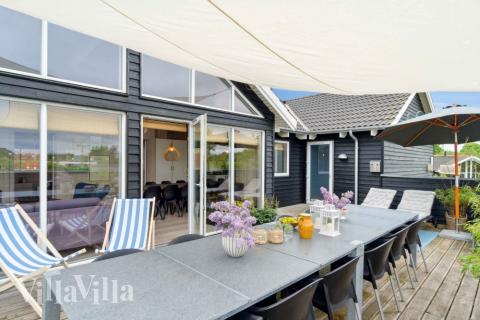 Njut av en grillkväll på terrassen i lyxstuga nr 323 i Nordsjälland