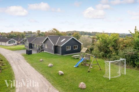 Den praktfulla poolstugan nr 323 med plats för 16 personer ligger i Nordsjälland