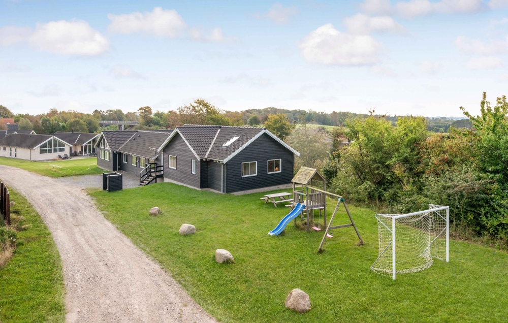 Den praktfulla poolstugan nr 323 med plats för 16 personer ligger i Nordsjälland