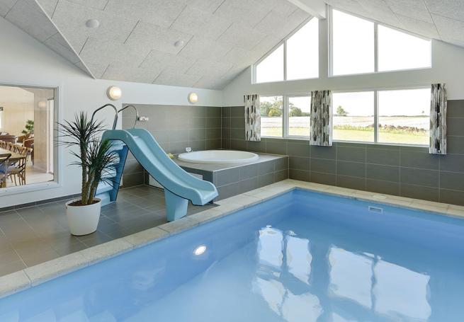 Sommarstuga 324 är inredd med en smakfull poolavdelning som har vattenrutschbana, ett stort inbyggt spapad och bastu
