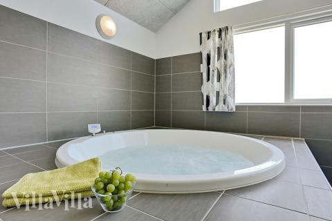 Njut av spabadets värme i lyxstuga nr 324 i Fyn och öar