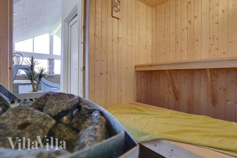 Njut av bastuvärmen i lyxstuga nr 324 för 18 personer