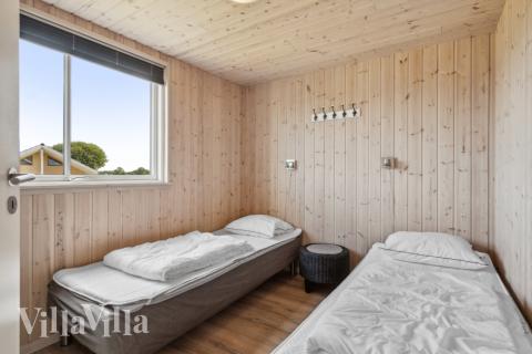 Ett av de 7 utmärkta sovrummen i lyxstuga nr 324 i Fyn och öar.