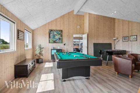 Förutom de många timmar som du kan tillbringa i stugans poolavdelning erbjuder lyxstuga 324 även biljard, bordtennis och dart