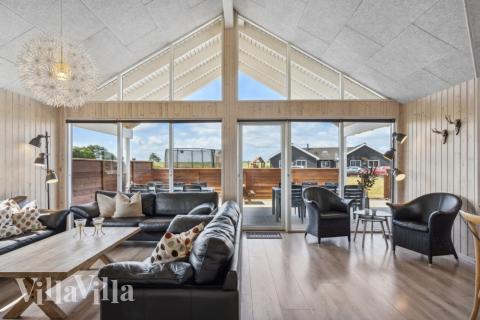 Vardagsrummet i lyxstuga nr. 324 har plats för 18 personer.