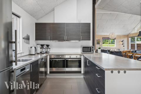 Köket i lyxstuga nr 324 är utrustat så att ni kan laga mat till 18 personer.