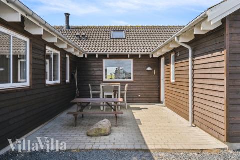 På terrassen i sommarhus nr 324 finns det plats för upp till 18 gäster.