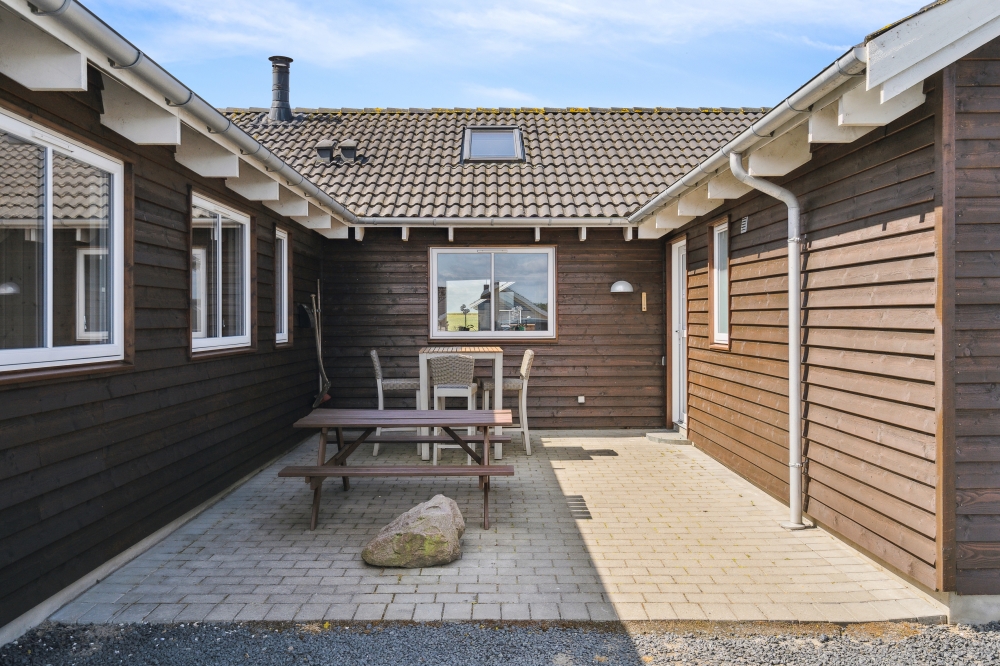 På terrassen i sommarhus nr 324 finns det plats för upp till 18 gäster.