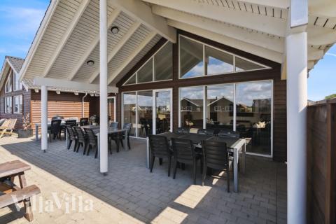 Lyxstuga nr 324 har en härlig terrass med sköna trädgårdsmöbler för 18 personer.