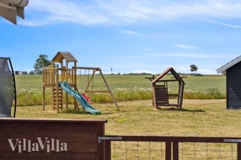 Till den trevliga sommarstugan nr 324 i Fyn och öar erbjuds en mängd utomhusaktiviteter, t.ex. lektorn och gungor