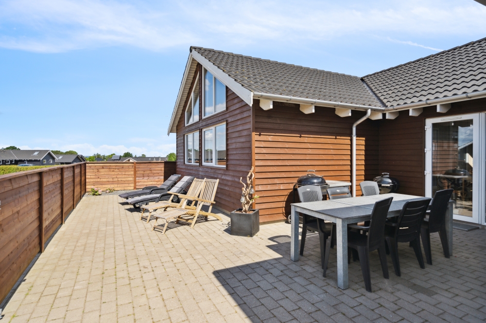 Njut av en grillkväll på terrassen i lyxstuga nr 324 i Fyn och öar