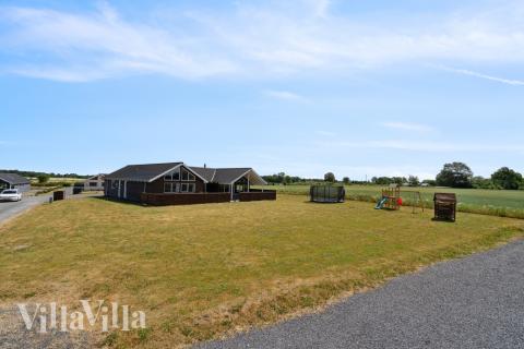 Den praktfulla poolstugan nr 324 med plats för 18 personer ligger i Fyn och öar