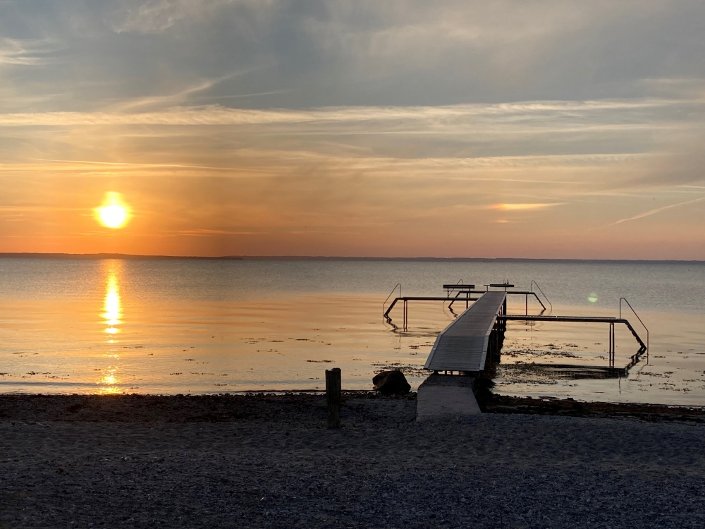 Stranden i närheten av lyxhus 324 i Fyn och öar bjuder in till en promenad.
