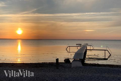 Stranden i närheten av lyxhus 324 i Fyn och öar bjuder in till en promenad.