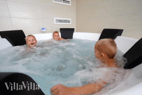 Njut av spabadets värme i lyxstuga nr 327 i Fyn och öar