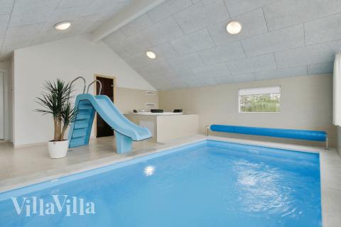 Sommarstuga 327 är inredd med en smakfull poolavdelning som har vattenrutschbana, ett stort inbyggt spapad och bastu