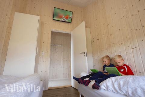 Ett av de 5 utmärkta sovrummen i lyxstuga nr 327 i Fyn och öar.