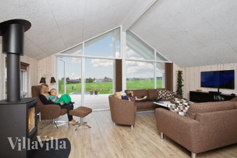 I soffhörnan i lyxstuga 327 i Fyn och öar kan ni spela brädspel eller titta på film tillsammans.