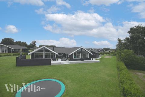 Den praktfulla poolstugan nr 327 med plats för 14 personer ligger i Fyn och öar