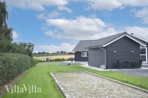 Den tjusiga sommarstugan nr 327 med gott om plats för upp till 14 personer