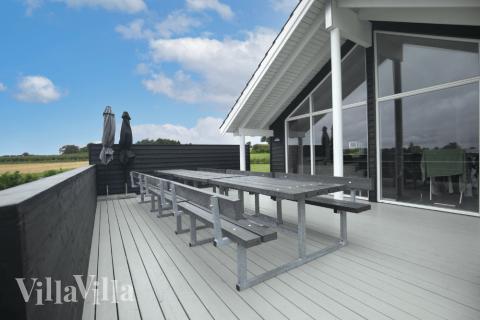 Lyxstuga nr 327 har en härlig terrass med sköna trädgårdsmöbler för 14 personer.