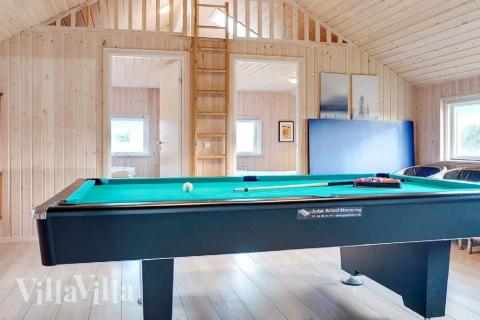 Lyxstuga 326 för 12 personer har ett stort aktivitetsrum med bl.a. biljard och dart