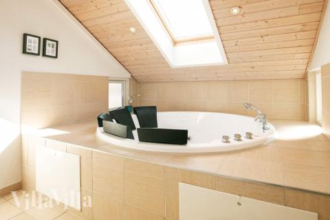 Njut av spabadets värme i lyxstuga nr 326 i Nordjylland