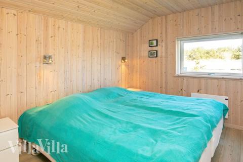 Ett av de 4 utmärkta sovrummen i lyxstuga nr 326 i Nordjylland.