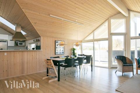 Vardagsrummet i lyxstuga nr. 326 har plats för 12 personer.