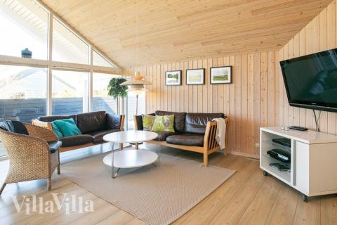 Soffhörnan i lyxstuga 326 i Nordjylland.